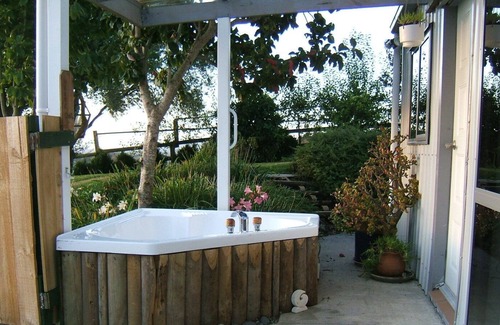 Maungatautari Cottage | Memory Lane Country Cottage with Hot Tub.