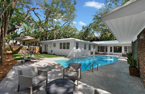 Southwest Coconut Grove House | Memory Lane Cozy Home with Pool Lush South Miami