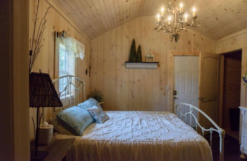 Mentone Bed & Breakfast | Mentone Dreams Suite at The Hatter Cafe' and Country InnnBreakfast included