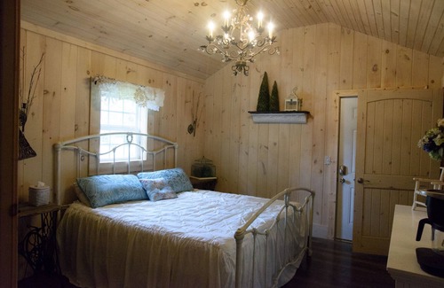Mentone Bed & Breakfast | Mentone Dreams Suite at The Hatter Cafe' and Country InnnBreakfast included