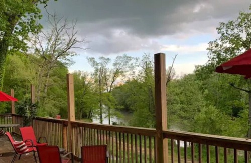 Steelville House | Meramec Riverside Lodge & Retreat-Mark Twain Suite