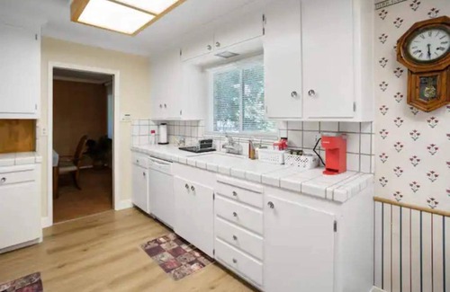 Merced House | "Merced Manor: Luxurious 6BR Home for Ultimate Comfort and Convenience"