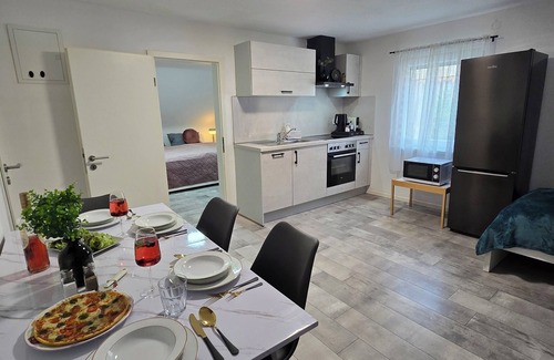 Guenzburg Apartment | Merci's - Garden - 5 min old town - 9 min Legoland