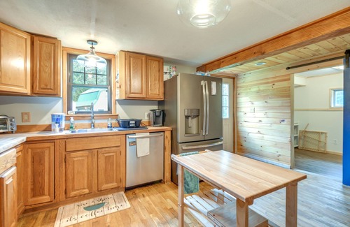 Meredith House | Meredith Home w/Deck: 6 Mi to Lake Winnipesaukee!