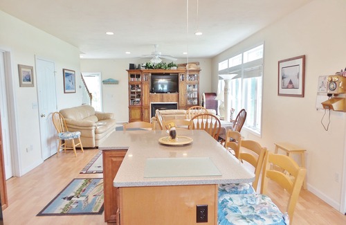 Meredith House | MEREDITH MODERN LAKEFRONT 4 BEDROOM, 2 & 1/2 BATH, HOME W. BEAUTIFUL VIEWS.