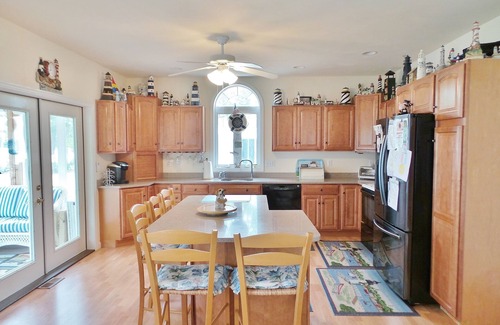 Meredith House | MEREDITH MODERN LAKEFRONT 4 BEDROOM, 2 & 1/2 BATH, HOME W. BEAUTIFUL VIEWS.