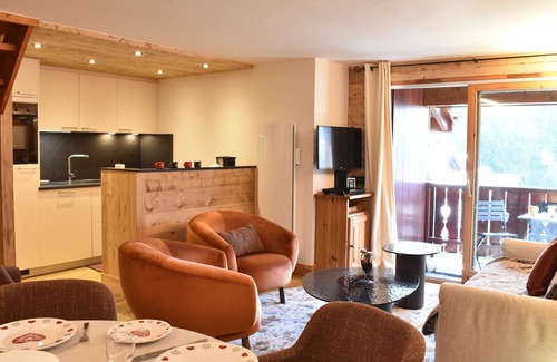 Meribel Village Apartment | Meribel: Spacious 3BR Apartment, Sleeps 6, 150m from Ski Lift, Free Shuttle & Covered Parking