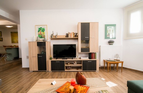 Koropi Apartment | Mermaid Beachfront Semi-Basement Apartment