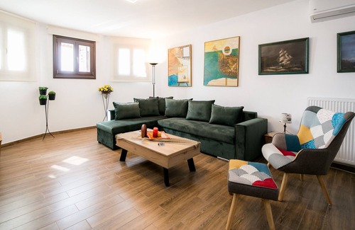 Koropi Apartment | Mermaid Beachfront Semi-Basement Apartment