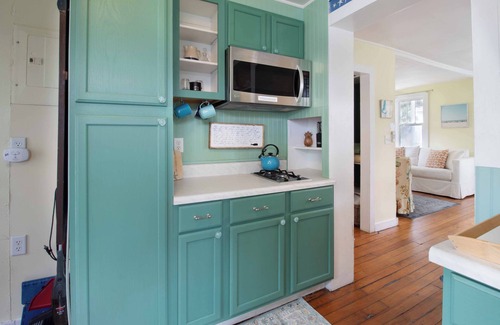 Folly Beach House | Mermaid Retreat 2 Blocks From the Beach! ~Sea Glass Cottage