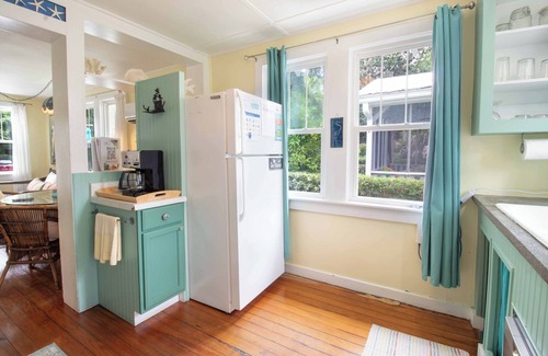 Folly Beach House | Mermaid Retreat 2 Blocks From the Beach! ~Sea Glass Cottage