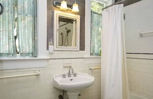 Oakland Apartment | Mermaid Room in Central Florida's Historic Gem & wedding venue- The Oakland Manor House