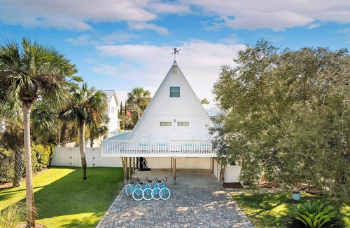 Gulfview Heights House | Mermaid’s Retreat - Heated Private Pool, Walk to Beach, Complimentary Bikes!