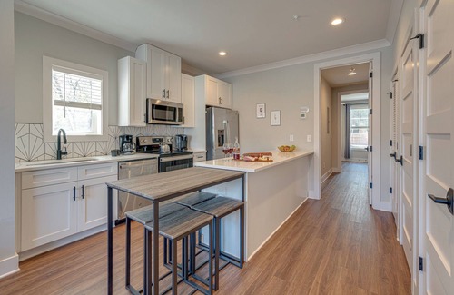Melrose Cottage | Merry Melrose -mins to Broadway- Sleeps 6