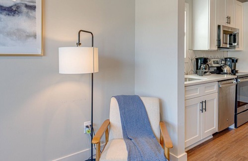 Melrose Cottage | Merry Melrose -mins to Broadway- Sleeps 6