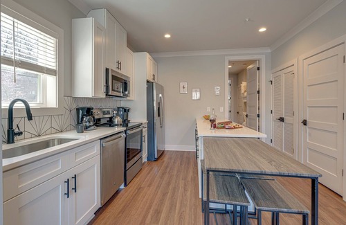 Melrose Cottage | Merry Melrose -mins to Broadway- Sleeps 6