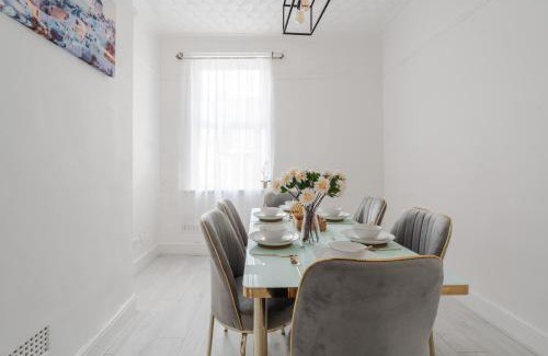 Bootle Apartment | Mersey View 4 Bedroom by Liverpoollux Next To Everton Stadium