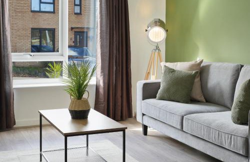 Sheffield Apartment | Mersey Way, Spacious 3 Bed Home, Close to Sheffield City Centre & FREE Driveway Parking - Perfect for Workers, Groups & Families - Hosted by Stay Host Save