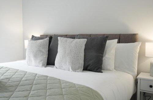 Sheffield Apartment | Mersey Way, Spacious 3 Bed Home, Close to Sheffield City Centre & FREE Driveway Parking - Perfect for Workers, Groups & Families - Hosted by Stay Host Save