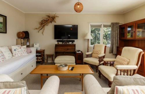 Oakura Villa | Messenger Magic - classic 5BR Kiwi bach