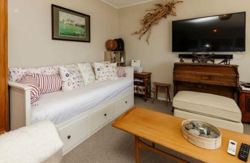Oakura Villa | Messenger Magic - classic 5BR Kiwi bach