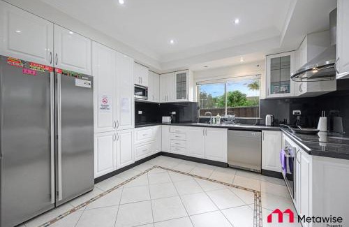 Parramatta House | MetaWise Parramatta Cozy Room with Furniture WiFi