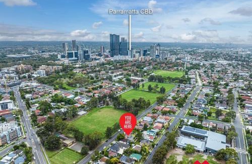 Parramatta House | MetaWise Parramatta Cozy Room with Furniture WiFi