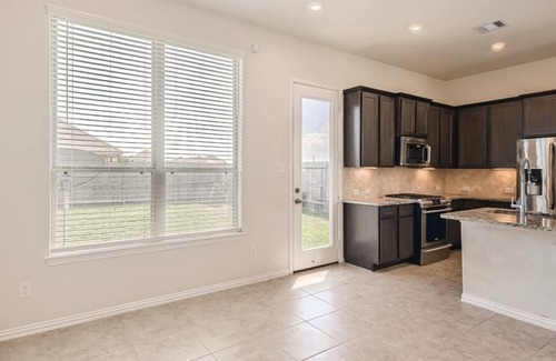 Richmond House | Meticulously-maintained 3-BR Townhouse w/ Backyard ~ Double-Story!