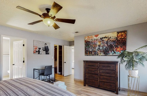 Downtown Albuquerque House | Metro Art House! Centrally located near Old Town!
