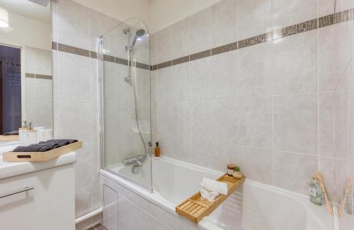 Asnieres-sur-Seine Apartment | Metro - Ascenseur - Parking - Wifi - 4 pers - Easy Check IN