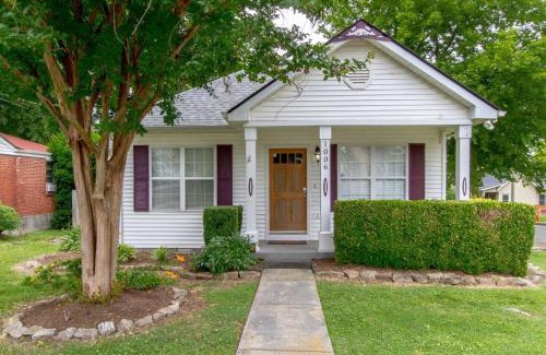 Hope Gardens House | Metropolitan City Home Huge Private Backyard