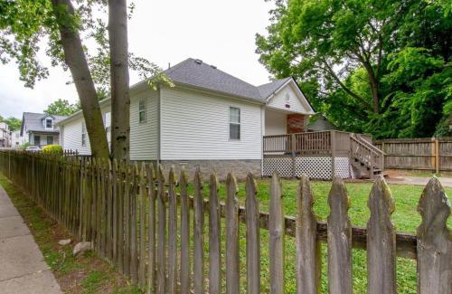 Hope Gardens House | Metropolitan City Home Huge Private Backyard