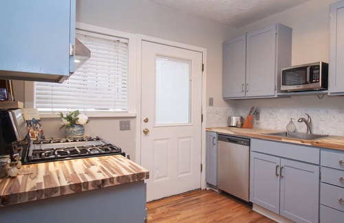 Raynolds Addition House | Metropolitan Mare: Pets + 1GB WiFi + DT Remodel