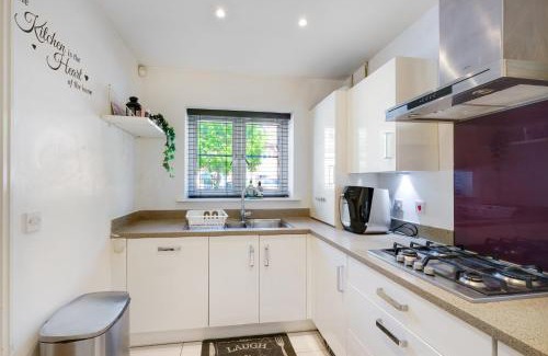 Slough House | Meyers Close Modern 3 Bedrooms and 2 Bathrooms