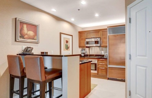 Las Vegas Condo | MGM Signature-16-702 1Br 2Ba Balcony Suite