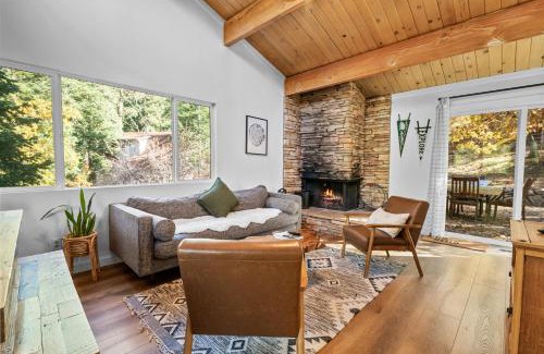 Moonridge House | Mi Casa Es Su Casa - Immerse yourself in a world of modern mountain living!