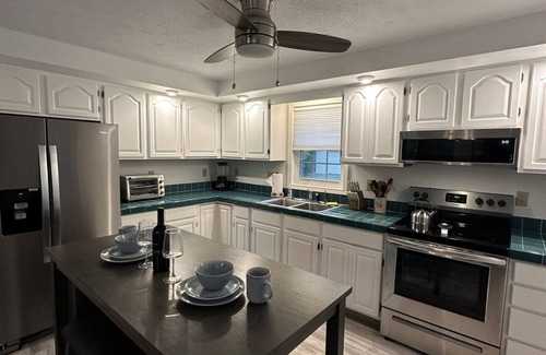 Burdett House | Mi Casa Tu Casa: Lakeview, Hot Tub, Pets, Walk to Wineries