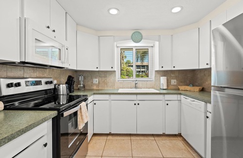 Holmes Beach House | MI Happy Place Sand Dollar 2 | Beach Across St | Pool