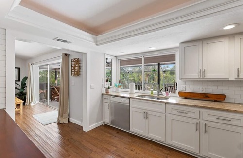Bright Water House | Mia`s Beach Escape- Stunning 3/2 Home with Pool