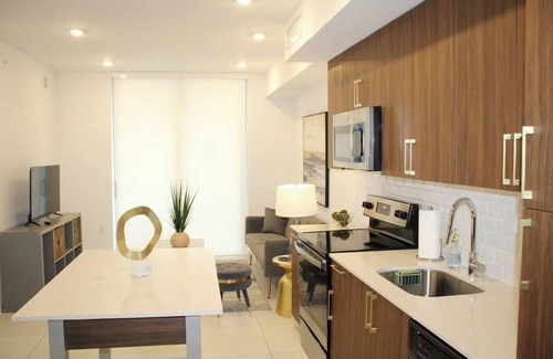Overtown Condo | Miami 1BR/1BA Rooftop Pool