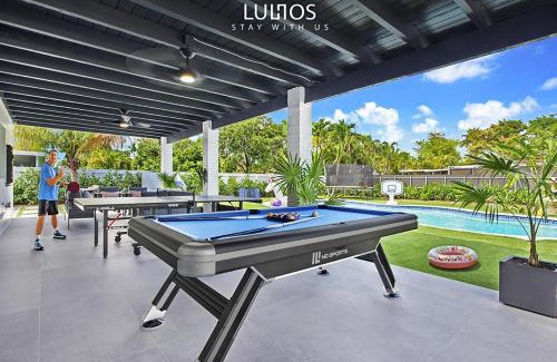 Ludlam House | Miami 5BR Entertainer Heated Pool & Ping Pong L08