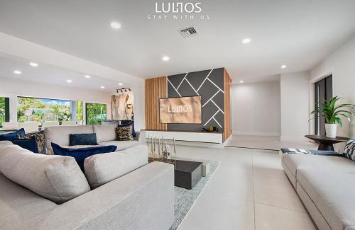 Ludlam House | Miami 5BR Entertainer Heated Pool & Ping Pong L08