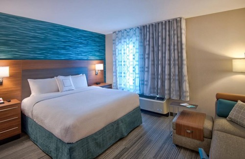 Flagami Hotel | Miami Getaway Suites Near Miami Airport with Kitchen & Pool