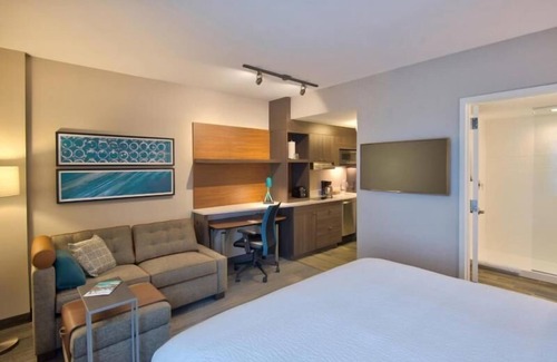 Flagami Hotel | Miami Getaway Suites Near Miami Airport with Kitchen & Pool