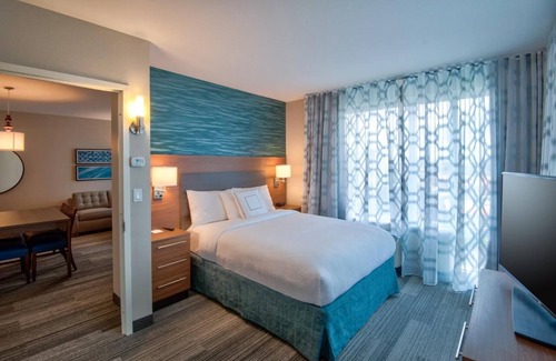 Flagami Hotel | Miami Getaway Suites Near Miami Airport with Kitchen & Pool