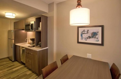 Flagami Hotel | Miami Group Getaway. Two Comfy Studios for 8 Guests, Pool, Breakfast, BBQ