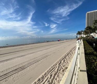Hollywood South Central Beach Apartment | Miami Hollywood Incredible 2 Bedroom 2 Bathroom 005-22bmar