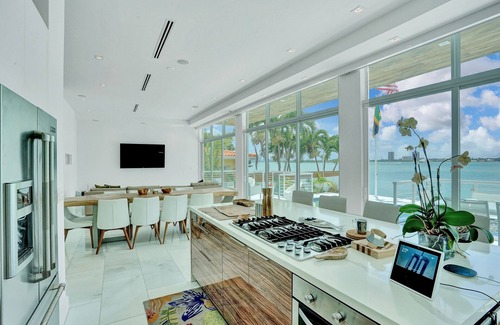 North Bay Village House | Miami Modern Waterfront House