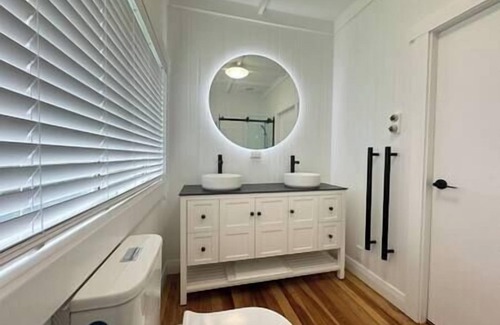 Surfdale House | Miami one one - Superior King Studio - Walk to Beach, Village and 2 Vineyards