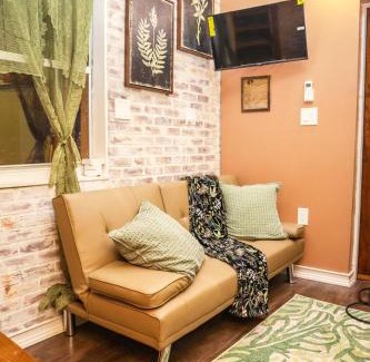 Hialeah Apartment | Miami Tiny Vintage Cottage